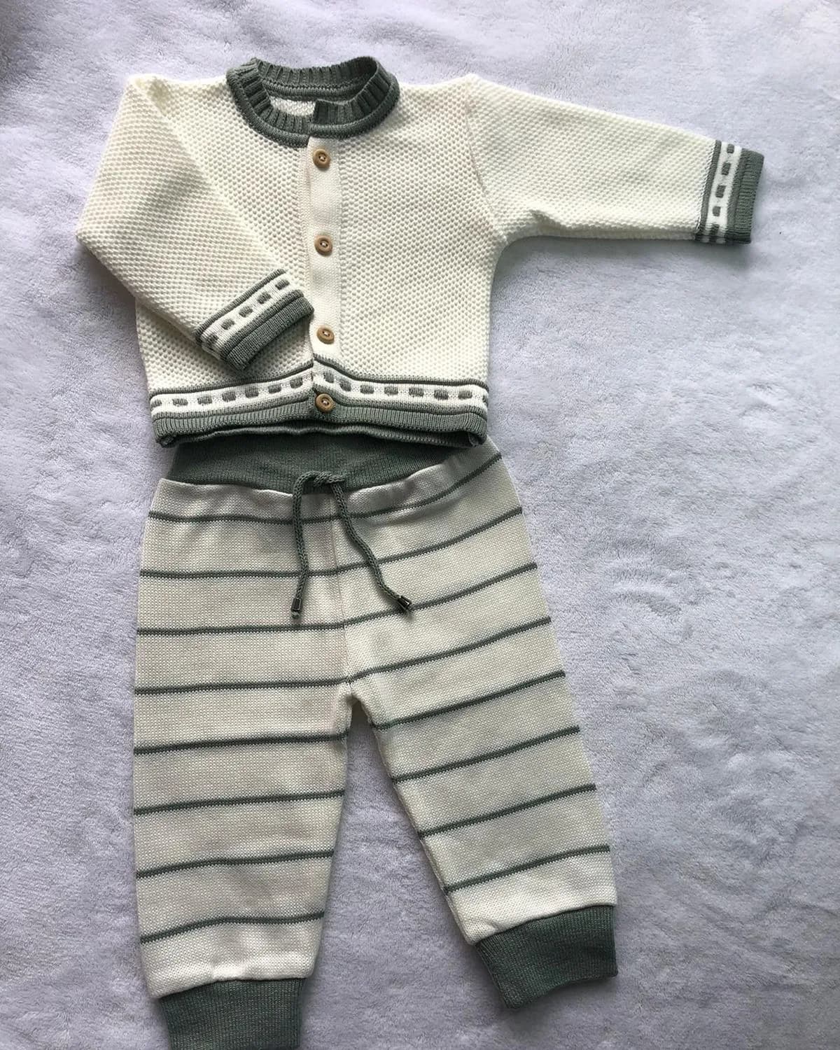 Conjuntinho off white com verde