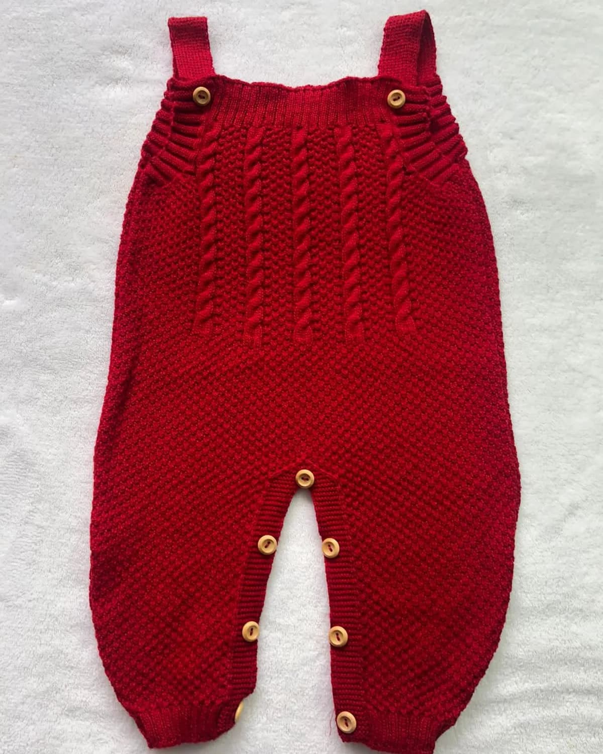 Macacão de tricô vermelho